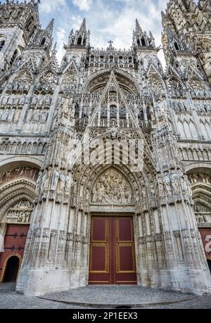 Portale und Skulpturengalerien an der Westfront der Kathedrale von Rouen, Rouen, Normandie, Frankreich Stockfoto