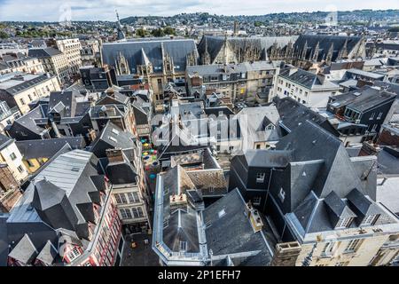 Blick über die Dächer von Rouen vom Glockenturm des Gros Horloge, Blick auf die gotische Architektur des Palais de Justie, des Rouen Courthous Stockfoto