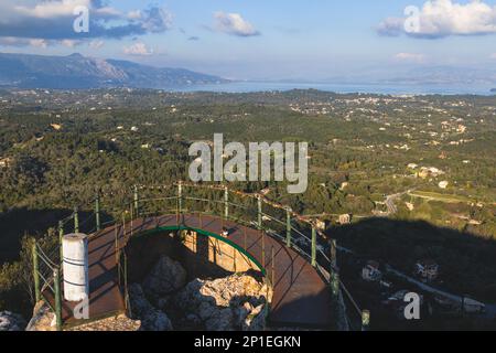 Blick auf die Aussichtsplattform Kaiser's Throne, Dorf Pelekas, Insel Korfu, Griechenland, Kaiser William II Gipfel Aussichtsplattform Panoramablick im Sommer Stockfoto