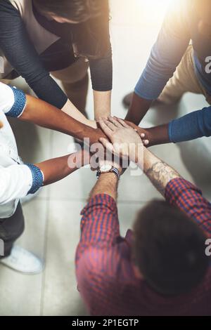 Gemeinsam an die Spitze bringen. Ausgeschnittene Aufnahme einer Arbeitsgruppe, die sich solidarisch zusammenschließt. Stockfoto