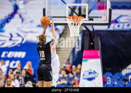 Greensboro, NC, USA. 3. März 2023. NC State Wolfpack Guard Aziaha James (10) schießt auf Notre Dame gegen die irische Garde Sonia Citron (11) während des Viertelfinals des Women's ACC Tournament im Greensboro Coliseum in Greensboro, NC. (Scott Kinser/Cal Sport Media). Kredit: csm/Alamy Live News Stockfoto