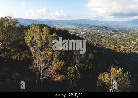 Blick auf die Aussichtsplattform Kaiser's Throne, Dorf Pelekas, Insel Korfu, Griechenland, Kaiser William II Gipfel Aussichtsplattform Panoramablick im Sommer Stockfoto