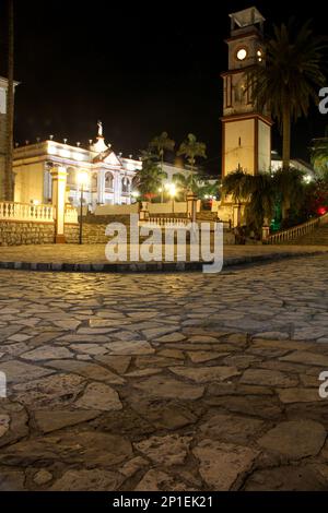 Nächtliches Fotozentrum der magischen Stadt Cuetzalan Pueblo mit Blick auf den Regierungspalast, den Kiosk und die Kirche San Francisco de Asis Stockfoto