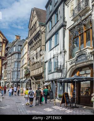 Historische Gebäude entlang der engen, gepflasterten Rue Saint-Romain im mittelalterlichen Zentrum von Rouen, Normandie, Frankreich Stockfoto