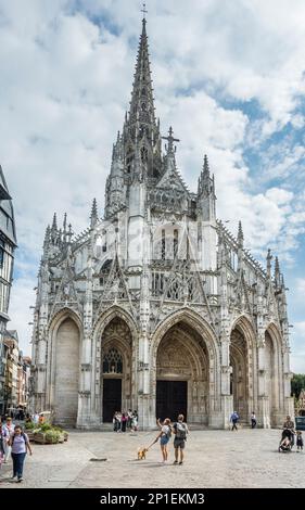 Blick auf die extravagante gotische St. Katholische Kirche Maclou und Place Barthélémy, Rouen, Normandie, Frankreich Stockfoto