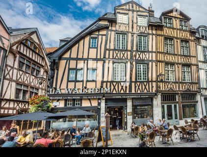 Traditionelles Restaurant in der Rue Martainville in der mittelalterlichen Altstadt von Rouen, Normandie, Frankreich Stockfoto