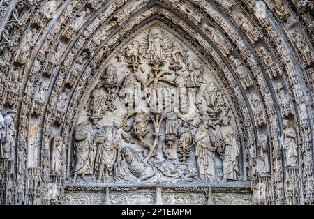 Trommelfell des zentralen Portals der Kathedrale von Rouen mit Skulpturengalerien, Rouen, Normandie, Frankreich; Stockfoto