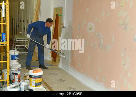 Greymouth, Neuseeland, 26. Januar 2023: Ein Maler trägt eine Acrylgrundierung auf die Innenwände eines renovierten Gebäudes in der Nähe von Greymouth, Sout, auf Stockfoto