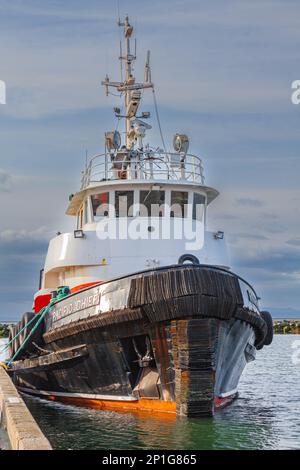 Hochleistungs-Schlepper, an einem Dock befestigt, für Ausrüstungsreparaturen in Steveston, British Columbia, Kanada Stockfoto