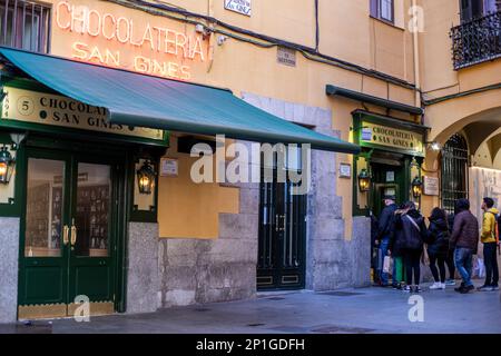 Bars, Restaurants und traditionelle Geschäfte in Madrid, Spanien. Stockfoto