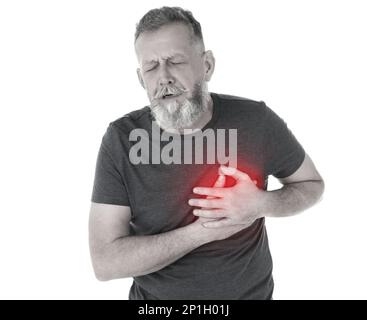 Reifer Mann mit Herzinfarkt auf weißem Hintergrund Stockfoto