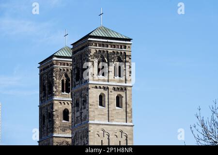 Die zwei Türme der Pfarrkirche St. Heribert im (neo)romanischen Stil in köln deutz Stockfoto