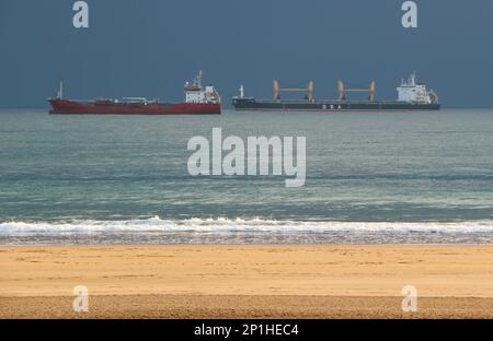 Vor Anker liegende Schiffe, die an einem Wintermorgen auf den Hafen von Santander Cantabria Spanien warten Stockfoto