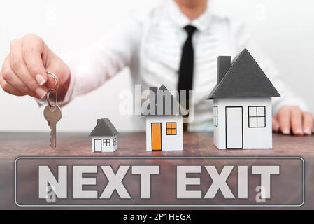Schild mit der Aufschrift Nächste Ausfahrt. Geschäftsübersicht der folgende Ausweg oder Vorgang des Verlassens an einem Ort oder einer Autobahn Stockfoto