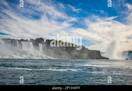 Niagarafälle einschließlich American und Horseshoe aus dem niedrigen Winkel. Zwei Maid of the Mist Tourboote auf dem Fluss Stockfoto