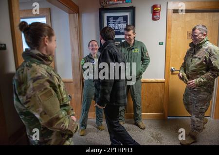 Oberstleutnant der Regierung von Vermont David Zuckerman schüttelt sich die Hand mit 1. LT. Kelsey Flannery, einem F-35A Lightning II-Piloten, der dem 134. Kampfgeschwader, 158. Kampfflügel, zugeteilt wurde, während eines kurzen Besuchs in der Feuerwehr des Luftwaffenstützpunkts Vermont, South Burlington, Vermont, 26. Januar 2023. Zuckerman besuchte die Vermont Air National Guard, um Flugzeuge zu treffen und mehr über die Mission des 158. Kampfflügels zu erfahren. Stockfoto