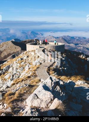 Wunderschöner Blick aus der Vogelperspektive auf den Nationalpark Lovcen, von der Aussichtsplattform Negos Mausoleum, Montenegro an sonnigen Tagen, mit Blau Stockfoto