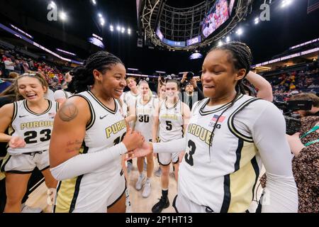 Minneapolis, Minnesota, USA. 2. März 2023. Purdue Boilermakers reagieren auf den Sieg von Purdue gegen Wisconsin am Freitag, den 3. März beim Big Ten Women's Basketball Tournament 2023 in Minneapolis, Minnesota. Purdue gewann 57-55 (Credit Image: © Steven Garcia/ZUMA Press Wire) NUR REDAKTIONELLE VERWENDUNG! Nicht für den kommerziellen GEBRAUCH! Stockfoto