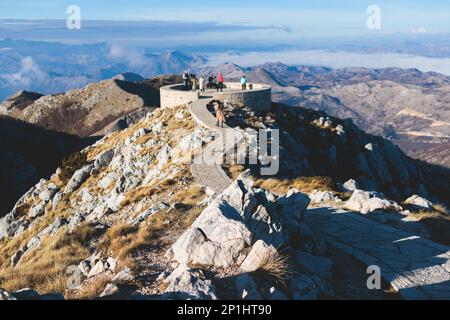 Wunderschöner Blick aus der Vogelperspektive auf den Nationalpark Lovcen, von der Aussichtsplattform Negos Mausoleum, Montenegro an sonnigen Tagen, mit Blau Stockfoto