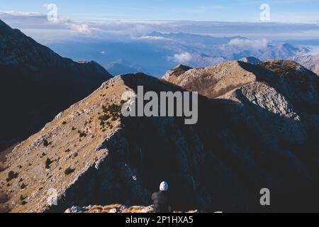 Wunderschöner Blick aus der Vogelperspektive auf den Nationalpark Lovcen, von der Aussichtsplattform Negos Mausoleum, Montenegro an sonnigen Tagen, mit Blau Stockfoto