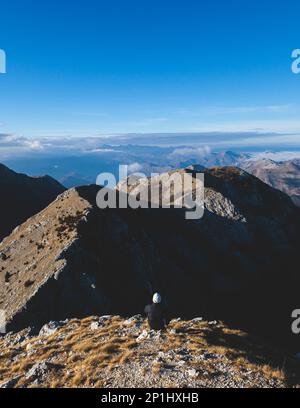 Wunderschöner Blick aus der Vogelperspektive auf den Nationalpark Lovcen, von der Aussichtsplattform Negos Mausoleum, Montenegro an sonnigen Tagen, mit Blau Stockfoto