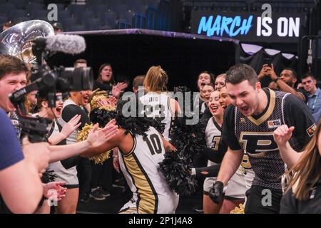 Minneapolis, Minnesota, USA. 2. März 2023. Purdue Boilermakers reagieren auf den Sieg von Purdue gegen Wisconsin am Freitag, den 3. März beim Big Ten Women's Basketball Tournament 2023 in Minneapolis, Minnesota. Purdue gewann 57-55 (Credit Image: © Steven Garcia/ZUMA Press Wire) NUR REDAKTIONELLE VERWENDUNG! Nicht für den kommerziellen GEBRAUCH! Stockfoto