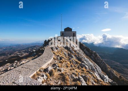 Wunderschöner Blick aus der Vogelperspektive auf den Nationalpark Lovcen, von der Aussichtsplattform Negos Mausoleum, Montenegro an sonnigen Tagen, mit Blau Stockfoto