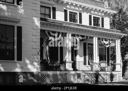 Ein historisches Haus, dekoriert mit amerikanischen Flaggen und blüht während des Laconia Pumpkin Festivals. Laconia, New Hampshire. Das Bild wurde auf einem erfasst Stockfoto