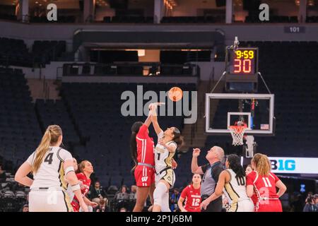 Minneapolis, Minnesota, USA. 2. März 2023. Tipp von Purdue gegen Wisconsin am Freitag, den 3. März beim Big Ten Women's Basketball Tournament 2023 in Minneapolis, Minnesota. Purdue gewann 57-55 (Credit Image: © Steven Garcia/ZUMA Press Wire) NUR REDAKTIONELLE VERWENDUNG! Nicht für den kommerziellen GEBRAUCH! Stockfoto