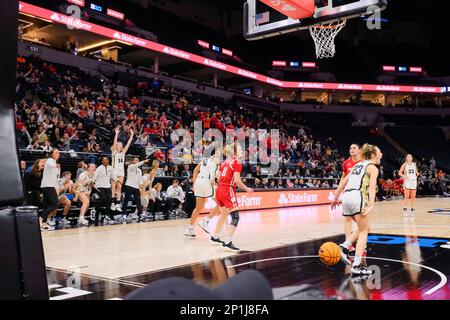 Minneapolis, Minnesota, USA. 2. März 2023. Purdue Boilermakers reagieren auf den Sieg von Purdue gegen Wisconsin am Freitag, den 3. März beim Big Ten Women's Basketball Tournament 2023 in Minneapolis, Minnesota. Purdue gewann 57-55 (Credit Image: © Steven Garcia/ZUMA Press Wire) NUR REDAKTIONELLE VERWENDUNG! Nicht für den kommerziellen GEBRAUCH! Stockfoto