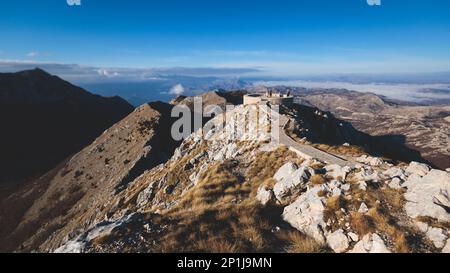 Wunderschöner Blick aus der Vogelperspektive auf den Nationalpark Lovcen, von der Aussichtsplattform Negos Mausoleum, Montenegro an sonnigen Tagen, mit Blau Stockfoto