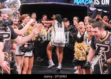 Minneapolis, Minnesota, USA. 2. März 2023. Purdue Boilermakers reagieren auf den Sieg von Purdue gegen Wisconsin am Freitag, den 3. März beim Big Ten Women's Basketball Tournament 2023 in Minneapolis, Minnesota. Purdue gewann 57-55 (Credit Image: © Steven Garcia/ZUMA Press Wire) NUR REDAKTIONELLE VERWENDUNG! Nicht für den kommerziellen GEBRAUCH! Stockfoto