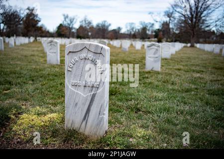 Eine Feier anlässlich des 125. Jahrestages des Untergangs der USS Maine findet am 15. Februar 2023 auf dem USS Maine Memorial in Arlington National Cemetery, Arlington, Virginia, statt. Am 15. Februar 1898 explodierte die USS Maine vor der Küste von Havanna, Kuba, und 260 ihrer Crew gingen verloren. Aufgrund der spanischen Politik mussten die Beerdigungen innerhalb von 24 Stunden erfolgen, daher wurde die erste Besatzung, die nach der Katastrophe wieder aufgefunden wurde, auf dem Colon Friedhof in Havanna begraben. Am 30. März 1898 genehmigte der Kongress einen Gesetzentwurf, der die Entwaffnung und Übertragung ihrer Überreste an ANC genehmigte. Am 28. Dezember 189 Stockfoto