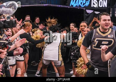 Minneapolis, Minnesota, USA. 2. März 2023. Purdue Boilermakers reagieren auf den Sieg von Purdue gegen Wisconsin am Freitag, den 3. März beim Big Ten Women's Basketball Tournament 2023 in Minneapolis, Minnesota. Purdue gewann 57-55 (Credit Image: © Steven Garcia/ZUMA Press Wire) NUR REDAKTIONELLE VERWENDUNG! Nicht für den kommerziellen GEBRAUCH! Stockfoto