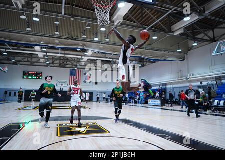 Gefreiter Benji Garrett ist dem 1-38. Field Artillery Battalion zugeteilt, 210 Field Artillery Brigade wirft beim 2023. Korean - American Friendship Basketballspiel am 28. Januar 2023 einen Slam Dunk. Das Spiel war Teil eines freundlichen Turniers, bei dem Teams aus einer koreanischen Liga gegen Teams mit US-Soldaten, die verschiedenen Einheiten aus Camp Casey, Südkorea, im Round-Robin-Format zugeteilt wurden, gegeneinander antraten. Stockfoto