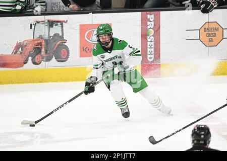 North Dakota Fighting Hawks Forward Jackson Blake (9) läuft mit dem Puck während eines NCAA-Hockeyspiels zwischen den Omaha Mavericks und der University of North Dakota Fighting Hawks in der Ralph Engelstad Arena, Grand Forks, ND am Freitag, den 3. März 2023. Von Russell Hons/CSM Stockfoto