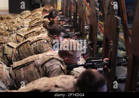 The 801. Personnel Company (Tulsa, OK.) Trainiert für den Einsatz auf der Joint Base McGuire-Dix-Lakehurst in New Jersey. Der Zug arbeitet mit dem 1-315. Brigaden-Stützbataillon und dem 1-309. Training Support Bataillon zusammen, um die Einsatzbereitschaft der Einheit im Rahmen der Mobilisierungsübung 2023 sicherzustellen. Stockfoto