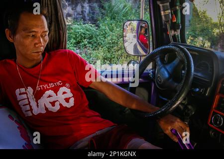 3. März 2023, Metro Manila, National Capital Region, Philippinen: Benedict, Ein Jeepney-Fahrer, ruht am 3. März 2023 in einem Jeepney in Antipolo City, Philippinen. Seit Jahrzehnten verlassen sich Pendler auf den Jeepney, eine lebendige und ikonische Transportmethode auf den Philippinen. Es gilt als eine ikonische Darstellung des philippinischen Transports und hat sich zu einem nationalen Symbol entwickelt. Die ersten Jeepneys wurden aus amerikanischen Militärjeeps, die nach dem Zweiten Weltkrieg auf den Philippinen verlassen worden waren, in einzigartige Fahrzeuge für den öffentlichen Nahverkehr umgewandelt, die bis zu 20 Passagiere aufnehmen konnten. Ein Stockfoto