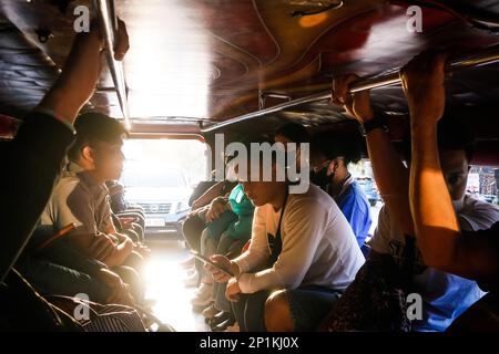 3. März 2023, Metro Manila, National Capital Region, Philippinen: Passagiere sitzen am 3. März 2023 in einem traditionellen Jeepney in Metro Manila, Philippinen. Seit Jahrzehnten verlassen sich Pendler auf den Jeepney, eine lebendige und ikonische Transportmethode auf den Philippinen. Es gilt als eine ikonische Darstellung des philippinischen Transports und hat sich zu einem nationalen Symbol entwickelt. Die ersten Jeepneys wurden aus amerikanischen Militärjeeps, die nach dem Zweiten Weltkrieg auf den Philippinen verlassen worden waren, in einzigartige öffentliche Verkehrsmittel umgewandelt, die bis zu 20 Fahrten aufnehmen konnten Stockfoto