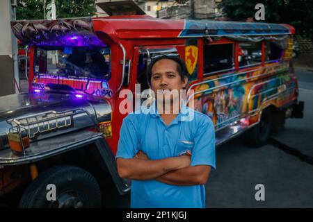 3. März 2023, Metro Manila, National Capital Region, Philippinen: Mark, Posiert am 3. März 2023 mit seinem traditionellen Jeepney in Antipolo City, Philippinen, vor der Kamera. Seit Jahrzehnten verlassen sich Pendler auf den Jeepney, eine lebendige und ikonische Transportmethode auf den Philippinen. Es gilt als eine ikonische Darstellung des philippinischen Transports und hat sich zu einem nationalen Symbol entwickelt. Die ersten Jeepneys wurden aus amerikanischen Militärjeeps, die nach dem Zweiten Weltkrieg auf den Philippinen verlassen worden waren, in einzigartige Fahrzeuge für den öffentlichen Nahverkehr umgewandelt, die bis zu 20 Passagiere aufnehmen konnten Stockfoto