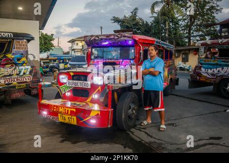 3. März 2023, Metro Manila, National Capital Region, Philippinen: Mark, Posiert am 3. März 2023 mit seinem traditionellen Jeepney in Antipolo City, Philippinen, vor der Kamera. Seit Jahrzehnten verlassen sich Pendler auf den Jeepney, eine lebendige und ikonische Transportmethode auf den Philippinen. Es gilt als eine ikonische Darstellung des philippinischen Transports und hat sich zu einem nationalen Symbol entwickelt. Die ersten Jeepneys wurden aus amerikanischen Militärjeeps, die nach dem Zweiten Weltkrieg auf den Philippinen verlassen worden waren, in einzigartige Fahrzeuge für den öffentlichen Nahverkehr umgewandelt, die bis zu 20 Passagiere aufnehmen konnten Stockfoto