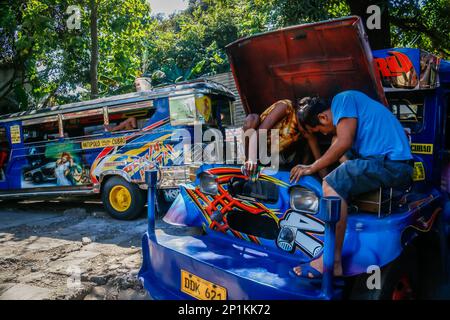 3. März 2023, Metro Manila, National Capital Region, Philippinen: Mechaniker reparieren den Motor eines traditionellen Jeepneys in Antipolo City, Philippinen am 3. März 2023. Seit Jahrzehnten verlassen sich Pendler auf den Jeepney, eine lebendige und ikonische Transportmethode auf den Philippinen. Es gilt als eine ikonische Darstellung des philippinischen Transports und hat sich zu einem nationalen Symbol entwickelt. Die ersten Jeepneys wurden aus amerikanischen Militärjeeps, die nach dem Zweiten Weltkrieg auf den Philippinen verlassen worden waren, in einzigartige Fahrzeuge für den öffentlichen Nahverkehr umgewandelt, die bis zu 20 Passagiere aufnehmen konnten. Stockfoto