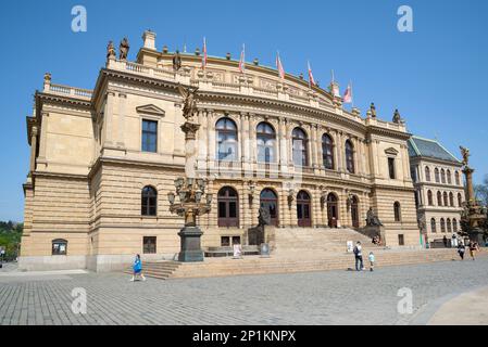 PRAG, TSCHECHISCHE REPUBLIK - 21. APRIL 2018: Rudolfinum - Konzert- und Ausstellungshalle (Galerie) an einem sonnigen Frühlingstag Stockfoto