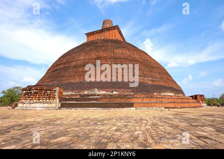 Am Fuße des antiken Jetavana Dagoba an einem sonnigen Tag. Anuradhapura, Sri Lanka Stockfoto