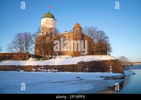 Blick auf das alte Schloss von Vyborg an einem sonnigen Januarabend. Leningrad, Russland Stockfoto