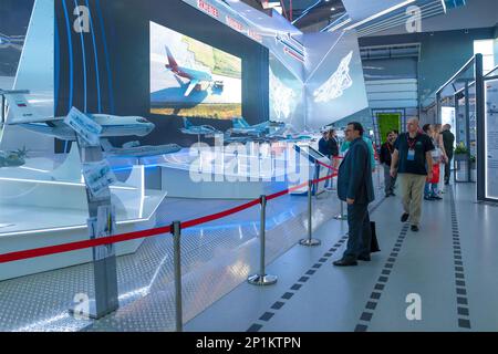 MOSKAU REGION, RUSSLAND - 18. AUGUST 2022: Im Pavillon der „United Aircraft Corporation“ (UAC). Internationales militärisch-technisches Forum 'Army-2022 Stockfoto