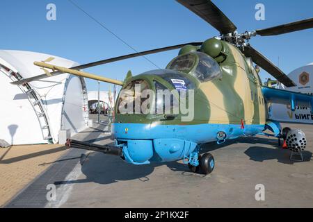 MOSKAU REGION, RUSSLAND - 18. AUGUST 2022: Mi-24 ist ein sowjetischer/russischer Angriffshubschrauber aus nächster Nähe. Ausstellung des internationalen militärisch-technischen Forums ' Stockfoto