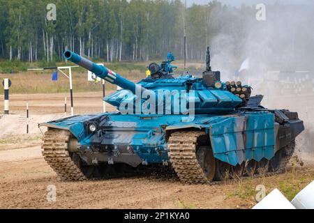 MOSKAU REGION, RUSSLAND - 19. AUGUST 2022: Nahaufnahme des Tanks T-72B3 des Teams der Republik Abchasien. Tank Biathlon, Internationale Kriegsspiele-2022 Stockfoto