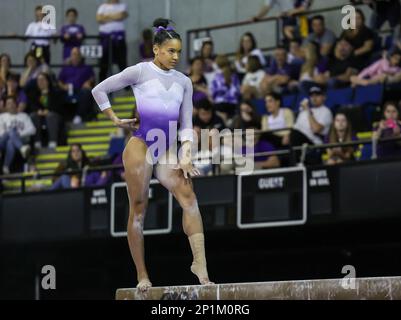 Baton Rouge, LA, USA. 3. März 2023. Haleigh Bryant von LSU tritt auf dem Balancestrahl an, während die Gymnastik der LSU Podium Challenge im River Center in Baton Rouge, LA, stattfindet. Kyle Okita/CSM/Alamy Live News Stockfoto