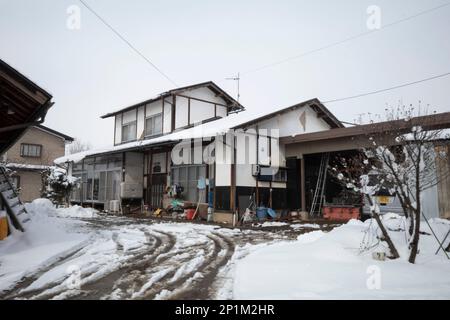 Yamanouchi, Präfektur Nagano, Japan. 15. Februar 2023. Ein traditionelles japanisches Haus als Schneesturm, das eine Winterwunderlandschaft auf dem Bergpass zum Ryuoo Ski Park auf Shiga Kogen in der Nähe des Mount Yakebitai auslöste. Die Präfektur Nagano war Gastgeber der Olympischen Winterspiele 1998 und führte Snowboarden in die Welt als einen von den Olympischen Spielen genehmigten Sport ein. Die Gegend ist sowohl bei japanischen Skifahrern als auch bei internationalen Snowboardern wegen der Qualität des Pulverschnee und der unberührten Skibedingungen im Hinterland beliebt. (Kreditbild: © Taidgh Barron/ZUMA Press Wire) NUR REDAKTIONELLE VERWENDUNG! Nicht für kommerzielle USAG Stockfoto